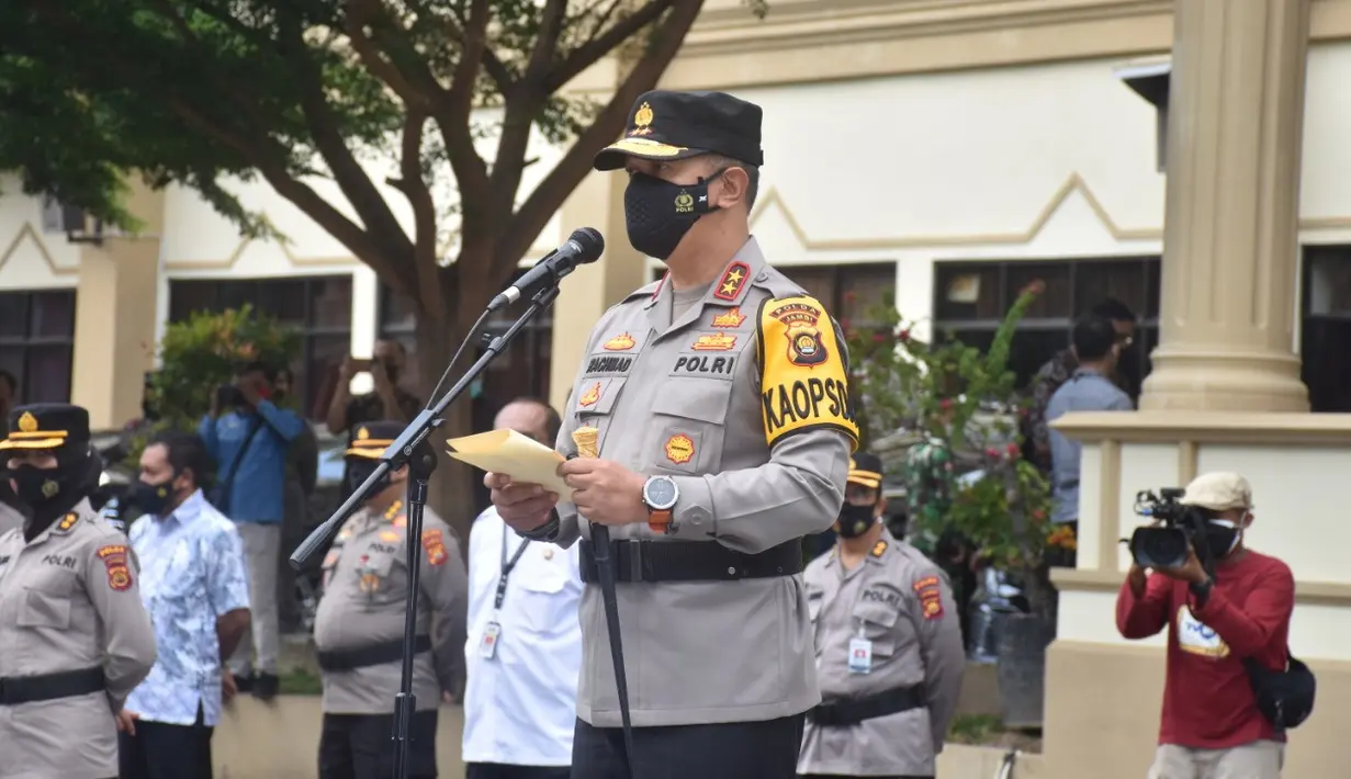 Kapolda Jambi Irjen Pol A Rahmad Wibowo saat pelepasan pendistribusian 100 ton beras di halaman Mapolda Jambi, Jumat (6/8/2021). Bantuan yang didistribusikan kepada masyarakat terdampak Covid-19 ini merupakan bantuan dari EMTEK (Elang Mahkota Teknologi) dan LYMAN Group. (Liputan6.com/Istimewa)