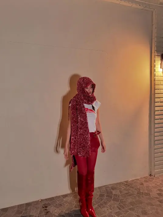 Memiliki gaya yang unik dan berkelas, wajar saja pelantun lagu “You & Me” ini selalu berhasil menciptakan berbagai tren, mulai dari fashion hingga hairstyle. Hampir seluruh trend yang ia ciptakan telah menjadi inspirasi banyak orang.  [@jennierubyjane].