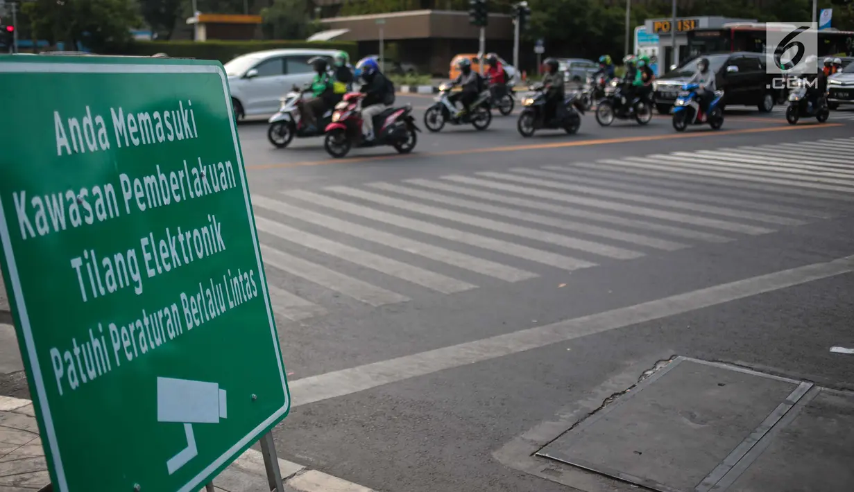 Rambu Pendahulu Petunjuk Jurusan (RPPJ) portabel terpasang di Jalan MH Thamrin, Jakarta, Kamis (4/10). Sistem tilang elektronik akan langsung mengirimkan surat tilang ke ke rumah pemilik kendaraan yang melanggar lalu lintas. (Liputan6.com/Faizal Fanani)