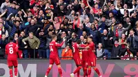 Para pemain Liverpool merayakan gol ketiga mereka yang dicetak Roberto Firmino di depan para penggemar The Reds yang memadati Vicarage Road Stadium, markas Watford, dalam laga pekan kedelapan Liga Inggris, Sabtu (16/10/2021). Liverpool menang telak 5-0 dalam laga ini. (Tess Derry/PA via AP).