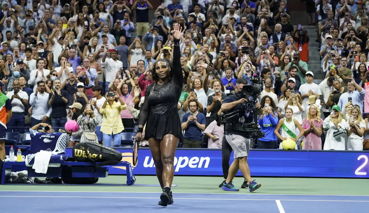 <p>Petenis Amerika Serikat, Serena Williams melambai ke penonton setelah kalah dari Ajla Tomljanovic, dari Austrailia pada putaran ketiga kejuaraan tenis AS Terbuka di New York (2/9/2022). Serena Williams kalah dari Ajla Tomljanovi 5-7, 7-6 (4), 1-6. (AP Photo/Frank Franklin II)</p>
