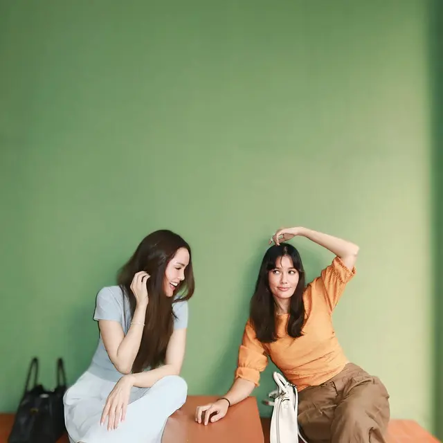 Potret Duo Cantik Cathy Sharon dan Titi Radjo Padmaja (credit: instagram/cathysharon)