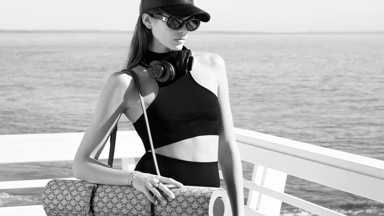 Tiru Gaya Sporty Mahal Kaia Gerber yang Hobi Pilates dengan Alat Olahraga Terbaru dari Celine