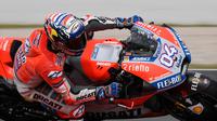 Aksi pembalap Ducati, Andrea Dovizioso pada latihan bebas MotoGP Catalunya 2018 di Circuit de Barcelona-Catalunya. (LLUIS GENE / AFP)