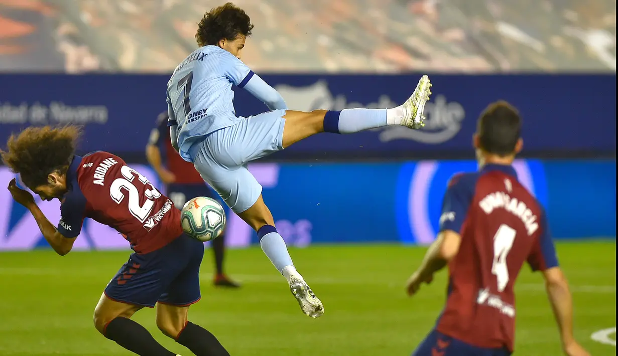 Penyerang Atletico Madrid, Joao Felix, berebut bola dengan bek Osasuna, Aridane Hernandez, pada laga lanjutan La Liga pekan ke-29 di Stadion El Sadar, Pamplona, Kamis (18/6/2020) dini hari WIB. Atletico menang telak 5-0 atas Osasuna. (AFP/Ander Gillenea)