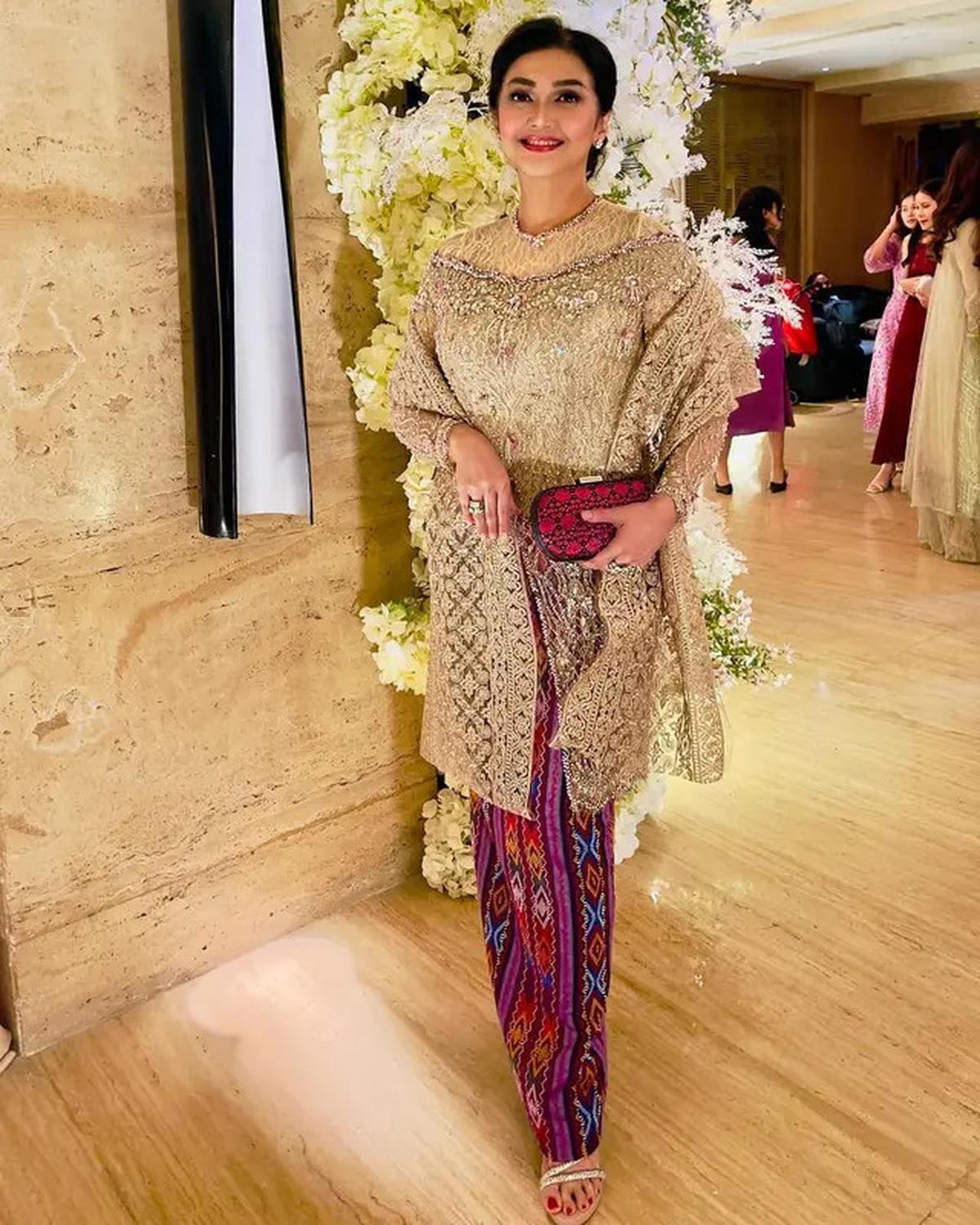 7 Potret Bella Saphira Pakai Kebaya, Penampilannya saat Acara Mantu Anak Curi Perhatian