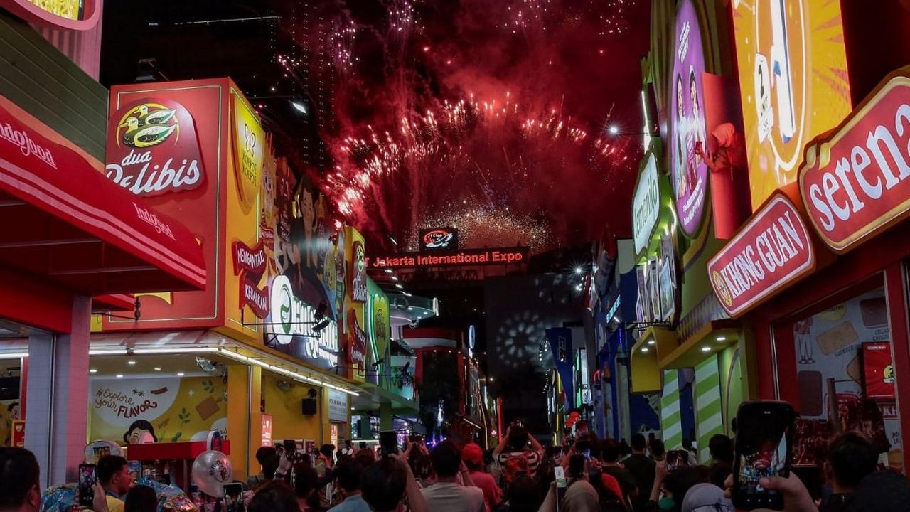 Pengunjung menyaksikan  atraksi kembang api saat pembukaan Jakarta Fair 2024 di JIExpo Kemayoran, Jakarta, Rabu (12/6/2024). Foto: merdeka.com / Arie Basuki