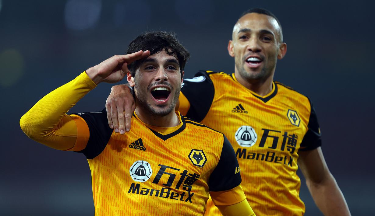 Gelandang Wolverhampton Wanderers, Pedro Neto (kiri), merayakan gol bersama rekannya dalam laga lanjutan Liga Inggris 2020/21 pekan ke-9 di Emirates Stadium, London, Minggu (29/11/2020) waktu setempat. Wolverhampton mengalahkan Arsenal 2-1. (AFP/Julian Finney/Pool)