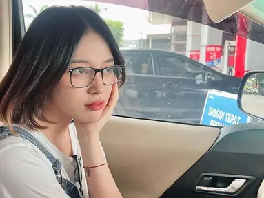 Tak hanya sekadar dipotong pendek, namun Anneth Delliecia mewarnai ujung rambutnya dengan warna blonde. Dengan gaya rambut bondol seperti ini, artis dengan nama lengkap Anneth Delliecia Nasution ini jadi makin cantik. Rambut pendeknya ditata dengan gaya rambut belah tengah, beberapa netizen menyarankan Anneth memakai poni tipis seperti orang Korea. (Liputan6.com/IG/@anneth.dlc)