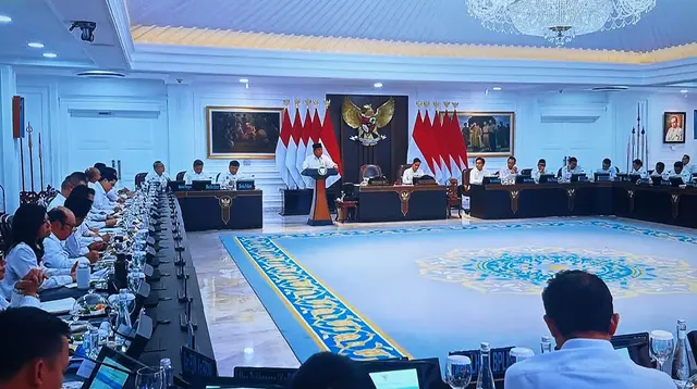 Presiden Prabowo Subianto&nbsp;saat memimpin sidang kabinet di Istana Negara Jakarta, Senin (5/5/2025). (Liputan6.com/Nanda Perdana Putra)