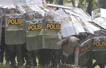 FOTO: Halau Keberingasan Pendemo Anarkis Rusak Pagar DPR, Polisi Anti Huru-Hara Sampai Terjatuh