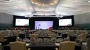 Sejumlah petugas menyelesaikan persiapan ruangan yang digunakan untuk pembukaan Asian-African Summit dalam rangka peringatan ke-60 Konferensi Asia Afrika di Jakarta Convention Centre, Jakarta, Selasa (21/4/2015). (Liputan6.com/Herman Zakharia)