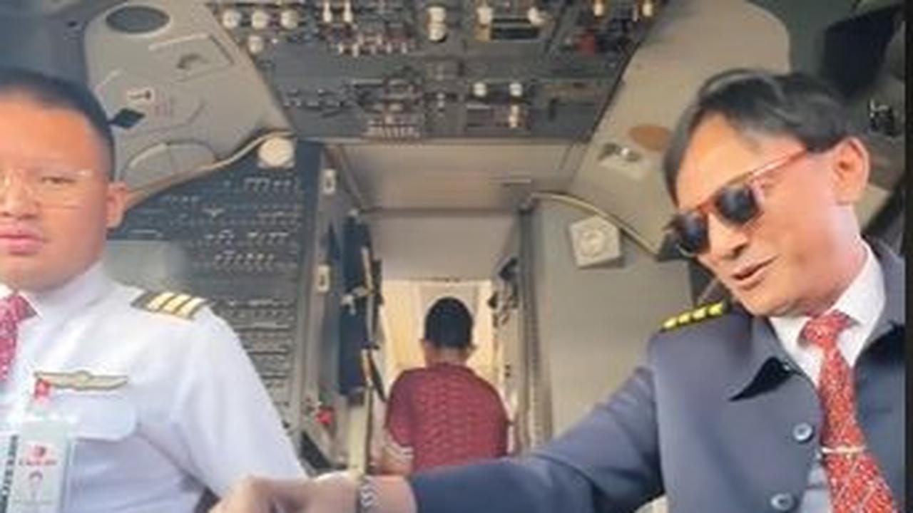 Sang pilot pun memberikan pesan positif untuk pramugarinya agar tetap menjaga senyum dan tetap berdoa selama perjalanan.