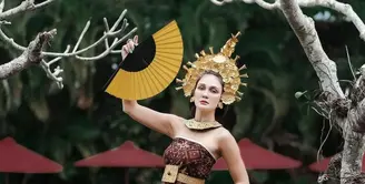 Luna Maya tampil anggun kenakan baju adat bali dalam potret terbarunya di Instagram baru-baru ini. (FOTO: Instagram.com/lunamaya).