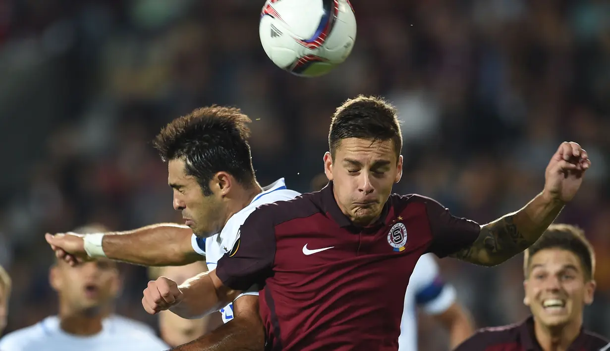 Pemain Sparta, Daniel Holzer (tengah) berduel dengan pemain Inter, Eder pada laga kedua Grup K Liga Europa di Generali Arena, Jumat (30/9/2016) dini hari WIB. Inter Milan Kalah 1-3. (EPA/Filip Singer)