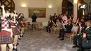 PM Thailand, Prayut Chan-O-Cha menyaksikan penampilan grup musik Jepang, AKB48, di Gedung Pemerintahan, Kamis (13/8). Kunjungan ini adalah promosi AKB48 untuk mempersiapkan konser di Bangkok pada Desember mendatang. (Government Spokesman Office via AP)