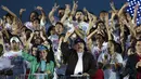 Presiden Nikaragua, Daniel Ortega bersama istrinya menyapa pendukungnya saat perayaan ke-36 Revolusi Sandinista di Managua, Nikaragua, Minggu, (19/7/2015). Daniel Ortega merupakan bagian revolusi Sandinista pada 1979 lalu. (REUTERS/Oswaldo Rivas)