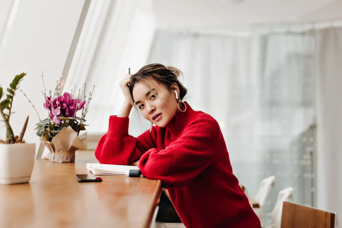 wanita desember baju merah kafe