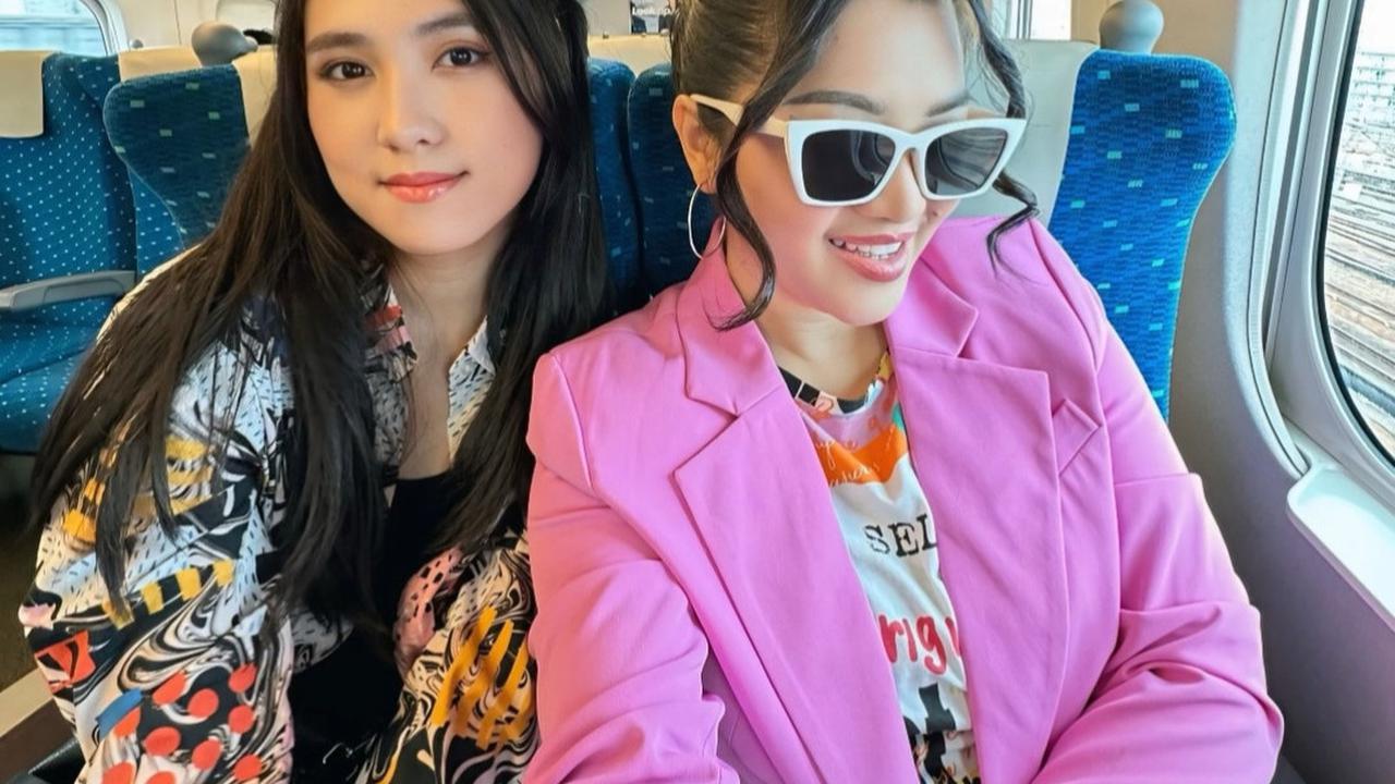 Potret Fitri Carlina Sudah Tiba di Osaka, Siap Dukung Langsung Timnas Indonesia Vs Jepang di Stadion