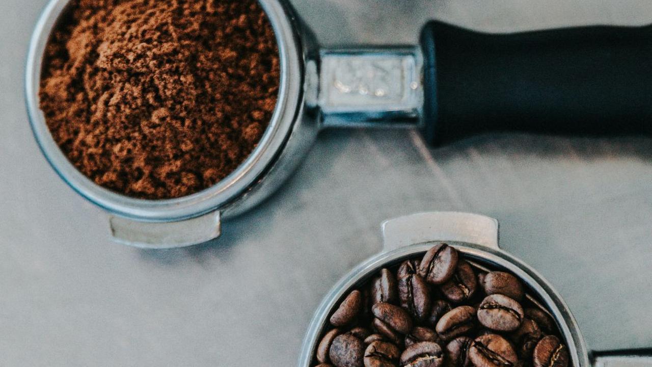 Kopi telah menjadi minuman yang tidak hanya menghangatkan tubuh, tetapi juga menjadi bagian penting dari budaya dan kehidupan sehari-hari banyak orang. Namun, di balik kenikmatan secangkir kopi, terdapat keunikan dan keceriaan yang dapat diungkapkan melal