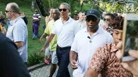 Mantan Presiden Amerika Serikat Barack Obama bersama keluarga dan rombongannya mengunjungi Pura Tirta Empul, Tampaksiring, Gianyar, Bali, Selasa (27/6). (Liputan6.com/Immanuel Antonius)