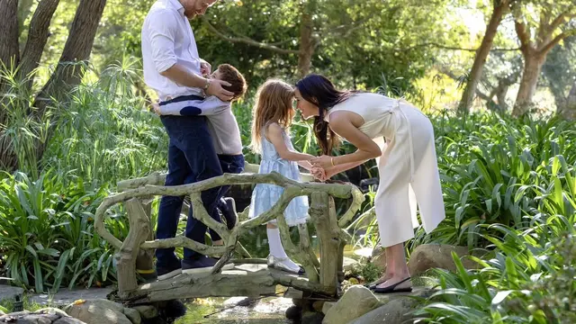 Kartu Ucapan Natal 2025 Meghan Markle dan Pangeran Harry [@meghan]