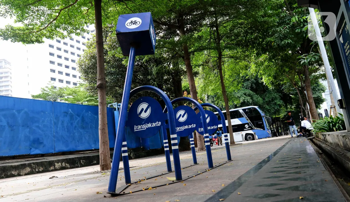 Kondisi fasilitas untuk pesepeda di salah satu jalan yang ada di Jakarta, Jumat (25/4/2025). (Liputan6.com/Herman Zakharia)