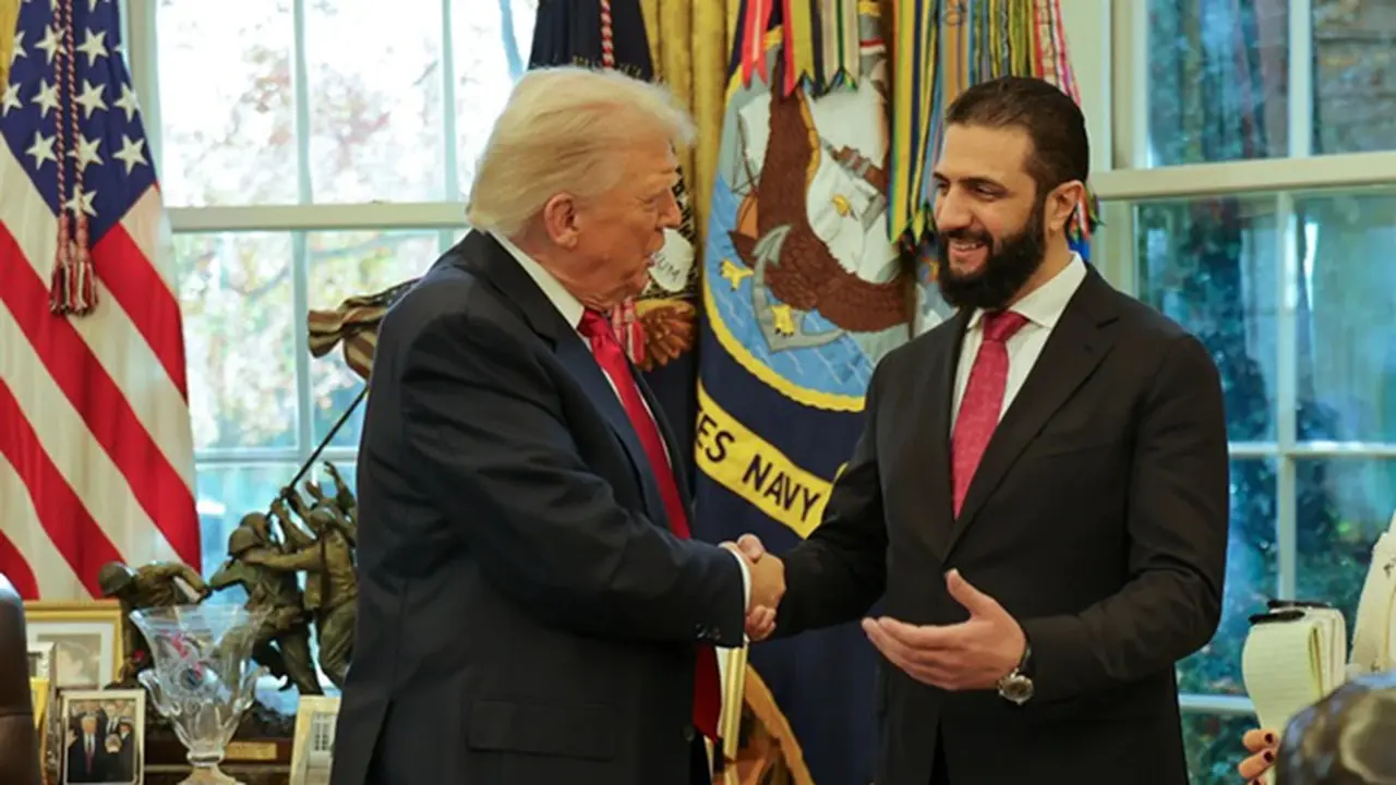 Dalam foto yang dirilis oleh kantor kepresidenan Suriah, Presiden Donald Trump (kiri) bersalaman dengan Presiden Suriah Ahmad al-Sharaa di Gedung Putih, Washington, Senin (10/11/2025).