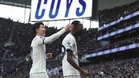 Pape Sarr (kanan) melakukan selebrasi setelah mencetak gol saat Tottenham Hotspur berhadapan dengan Bournemouth pada pekan 20 Liga Inggris 2023/2024 di Tottenham Hotspur Stadium, Minggu (31/12/2023) malam WIB.&nbsp;(AP Photo/Ian Walton)
