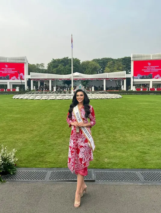 Harashta Haifa Zahra menghadiri Upacara HUT RI pertamanya di Istana Merdeka sebagai Puteri Indonesia 2024. Penampilannya anggun dibalut kebaya merah dengan brokat putih, padu padan kain wastra merah, serta tiaranya yang berkilauan. [Foto: Instagram/harashtata]