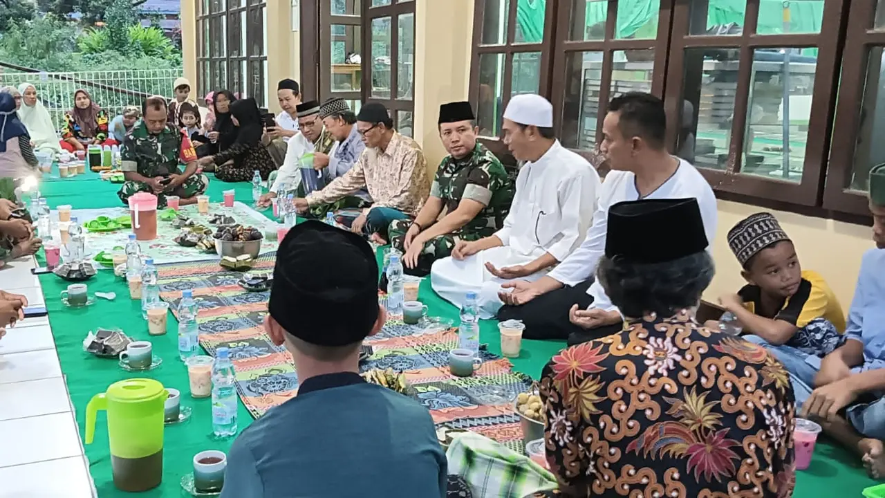 Suasana buka puasa bersama Dandim 1309 /Manado dan keluarga besar keturunan pengawal Tuanku Imam Bonjol, Jumat (5/4/2024), di Masjid Imam Bonjol, Desa Lota, Kecamatan Pineleng, Kabupaten Minahasa, Sulut. (Foto: Yoseph Ikanubun/Liputan6.com)