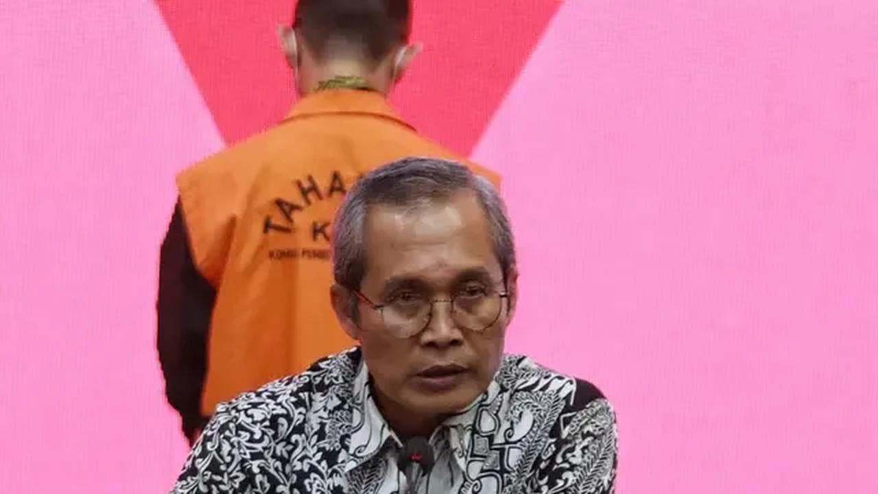 Andhi menjadi tersangka kasus dugaan penerimaan gratifikasi dan tindak pidana pencucian uang (TPPU) di Direktorat Jenderal Bea Cukai Kementerian Keuangan (DJBC Kemenkeu).