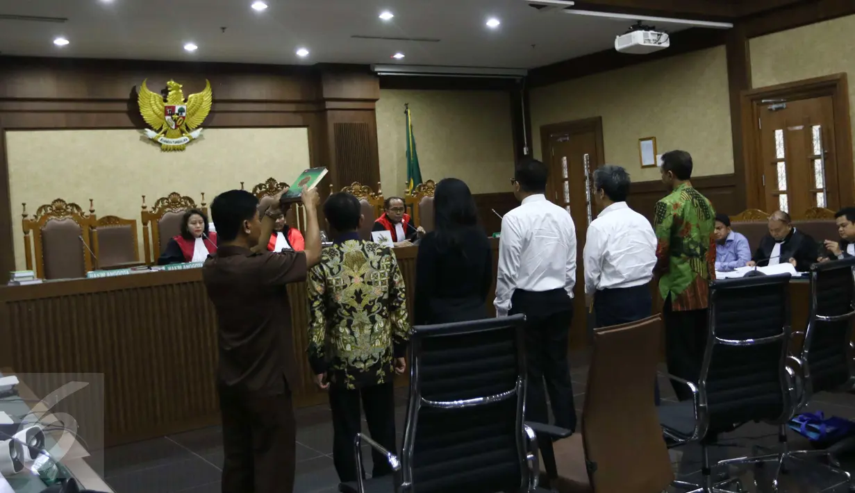 Sejumlah saksi disumpah sebelum menjalani sidang di Tipikor, Jakarta, Senin (13/3). Ken mengatakan tidak ada penghapusan pajak tunggakan pajak PT EK Prima Ekspor Indonesia. (Liputan6.com/Helmi Afandi)