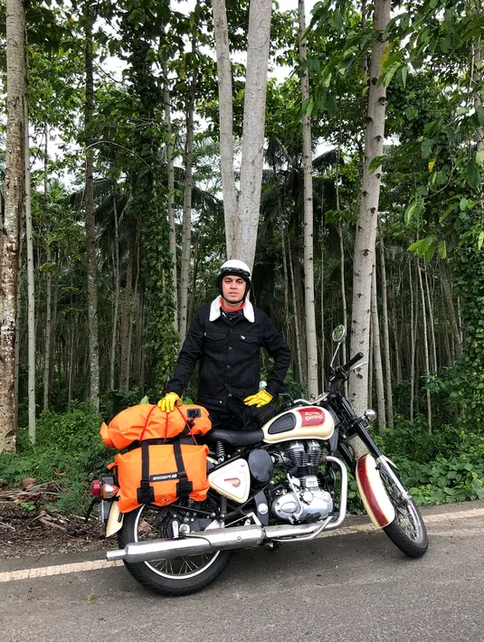 Beberapa waktu lalu Kevin tampak mengunggah foto mengendarai motor klasik kesayangannya. Aktor yang memulai kariernya tahun 2006 ini terlihat touring menggunakan motor royalenfield. Begini Kevin saat touring ke Bojongkaso, Agrabinta, Cianjur.(Liputan6.com/IG/@kevinjulio1993)