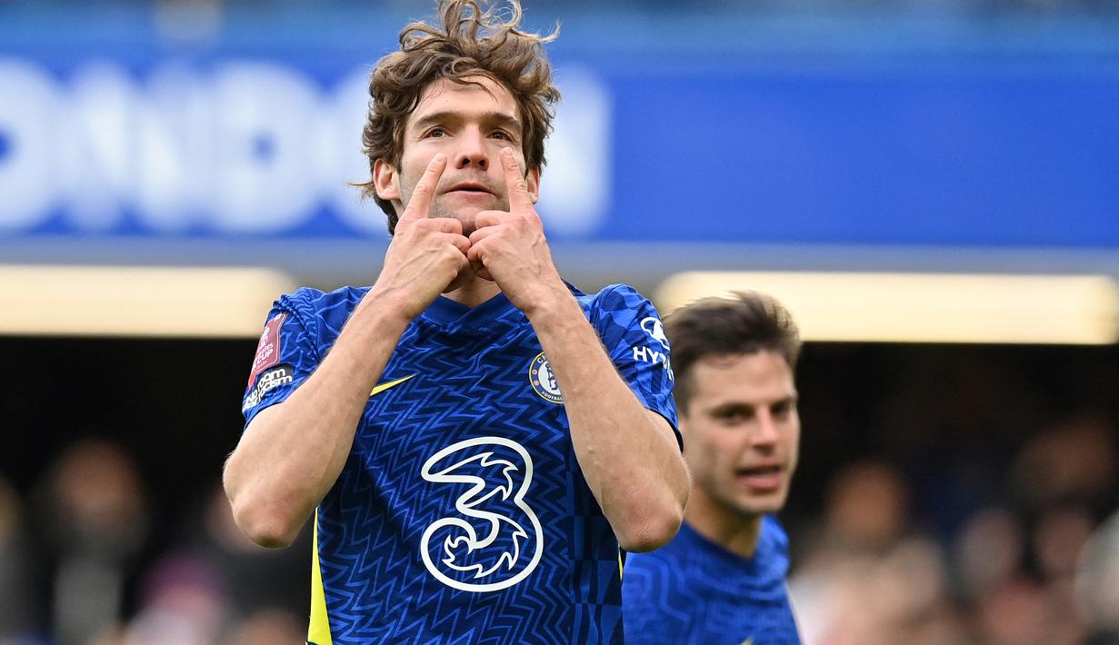 Marcos Alonso. Bek kiri Spanyol berusia 31 tahun yang kini menjalani musim ke-7 bersama Chelsea ini didatangkan dari Fiorentina pada awal musim 2016/2017 dengan nilai transfer 23 juta euro atau kini setara Rp350 miliar. Hingga kini ia total telah tampil dalam 211 laga di semua ajang dengan torehan 29 gol dan 23 assist. Dengan kedatangan Marc Cucurella, otomatis menjadi pembuka jalan baginya untuk segera hengkang dari Chelsea menuju Barcelona di awal musim 2022/2023 ini. (AFP/Glyn Kirk)