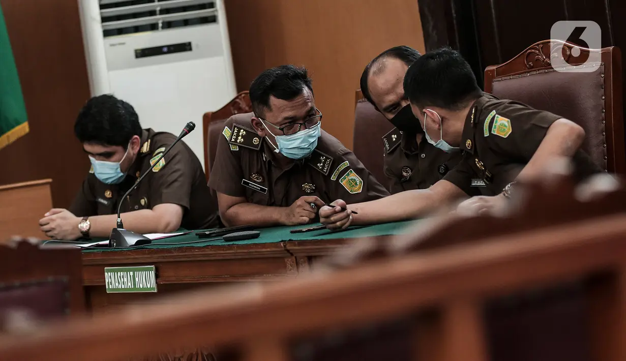 Suasana sidang permohonan peninjauan kembali (PK) yang diajukan oleh buronan kasus korupsi pengalihan hak tagih (cessie) Bank Bali, Djoko Tjandra di PN Jakarta Selatan, Senin (20/7/2020). PN Jakarta Selatan menunda sidang tersebut karena Djoko Tjandra dikabarkan sakit. (Liputan6.com/Johan Tallo)