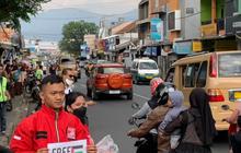 Dukung Palestina, PSI Bagikan Semangka di Garut