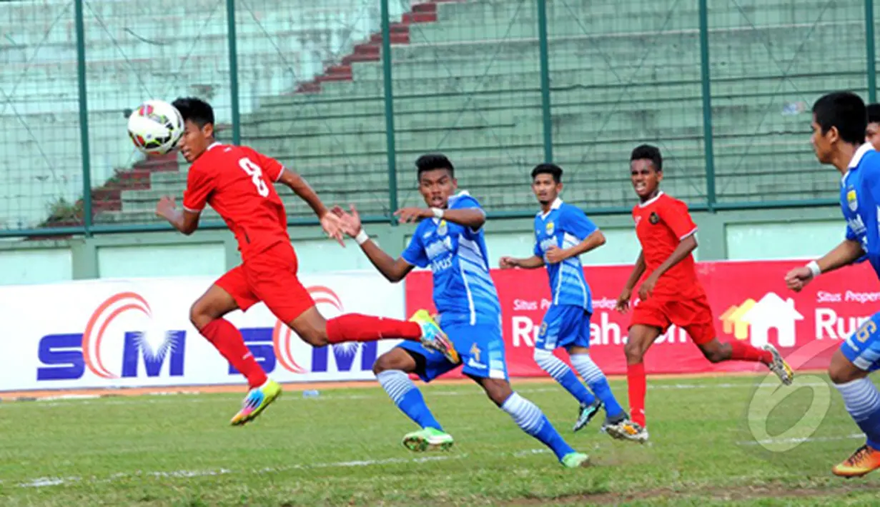 Timnas U19 Indonesia melakoni laga uji coba melawan Persib Bandung U21 di Stadion Siliwangi, Bandung, Rabu (25/2/2015). Timnas U19 Indonesia menang 2-0 atas Persib U21. (Liputan6.com/Faisal R Syam)