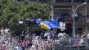 Mobil pembalap tim Sauber, Felipe Nasr di evakuasi usai mengalami insiden dalam lanjutan sesi kualifikasi  di sirkuit jalan Monaco, 28 Mei 2016. Sirkuit ini merupakan salah satu sirkuit yang dianggap paling sulit ditaklukan. (PASCAL GUYOT / AFP)