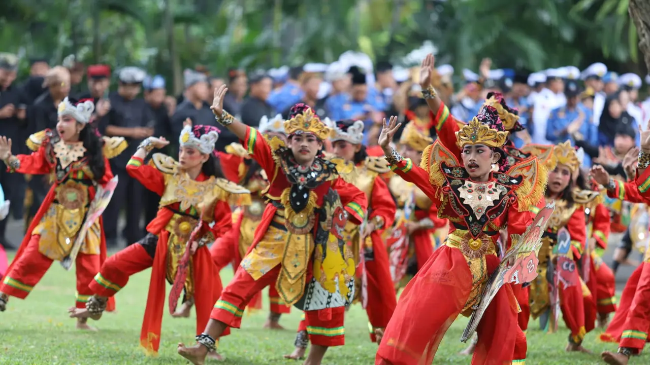 Berbagai tarian yang dibawakan para pelajar meriahkan Hari Pendidikan Nasional di Banyuwangi (Istimewa)