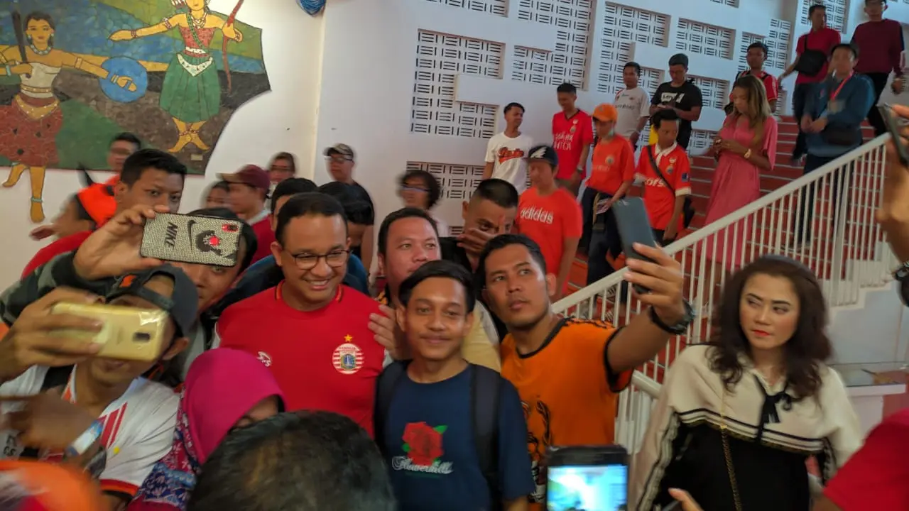 Gubernur DKI Jakarta, Anies Baswedan, saat dikerumuni The Jakmania pada partai leg pertama babak final Piala Indonesia di Stadion Utama Gelora Bung Karno (SUGBK), Senayan, Minggu (21/7/2019).