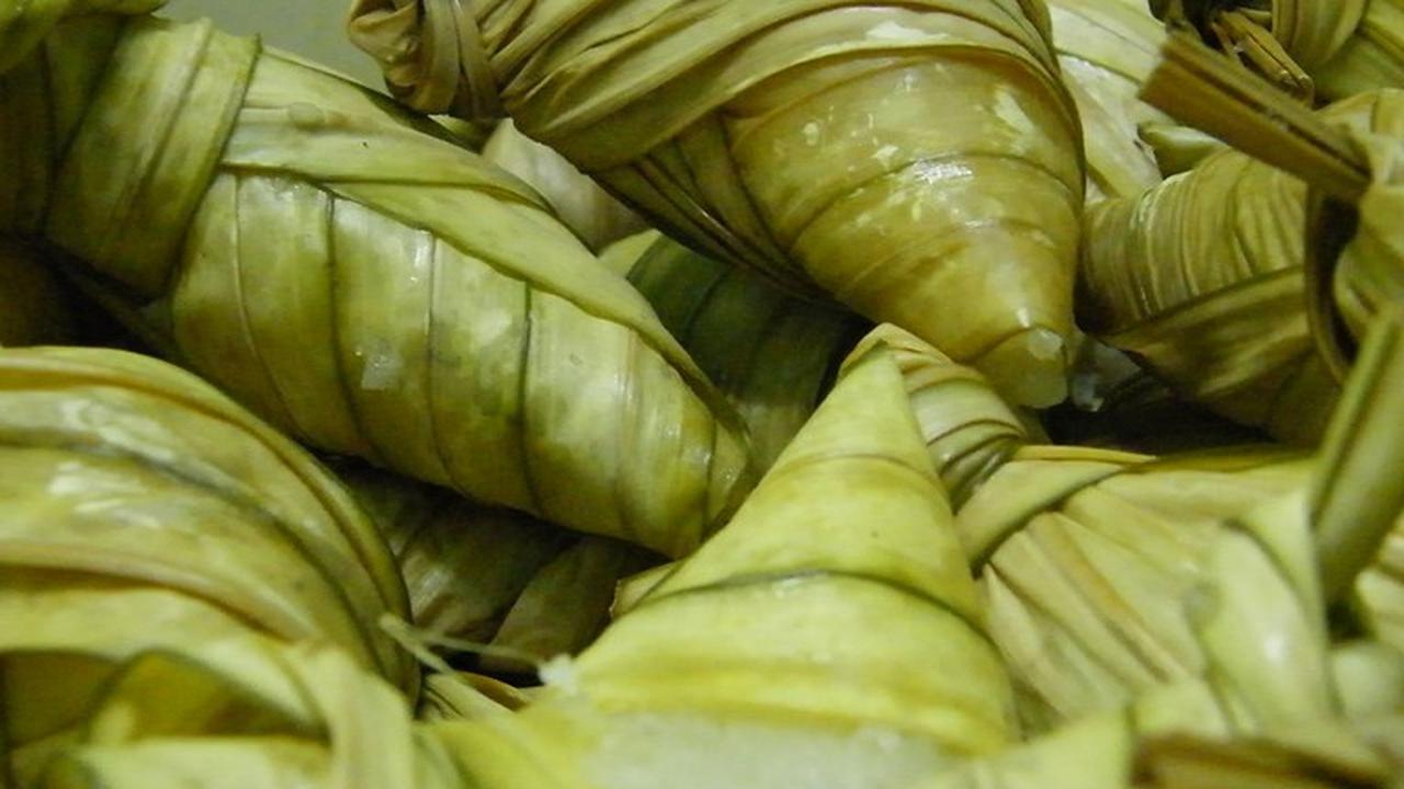 ilustrasi mengukus ketupat