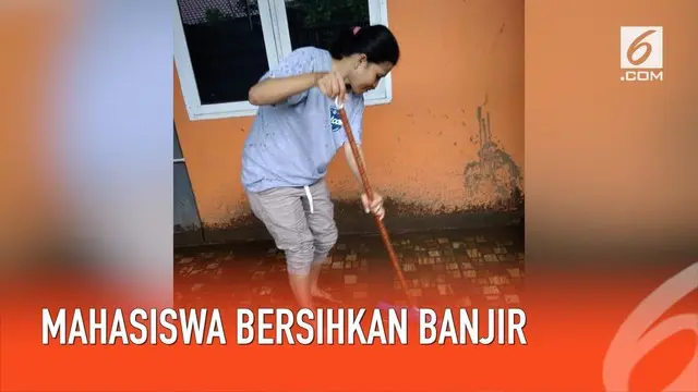 Mahasiswa Universitas Negeri Makassar turut membantu membersihkan rumah korban banjir di Gowa, Sulawesi Selatan.