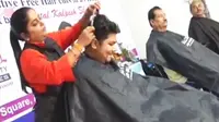 Sendirian, Wanita Pangkas Rambut 571 Orang Selama 24 Jam