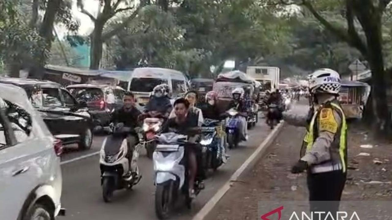 Polres Cianjur Terapkan Sistem Satu Arah Urai Antrean Panjang di Jalur Bandung-Cianjur H+2 Lebaran