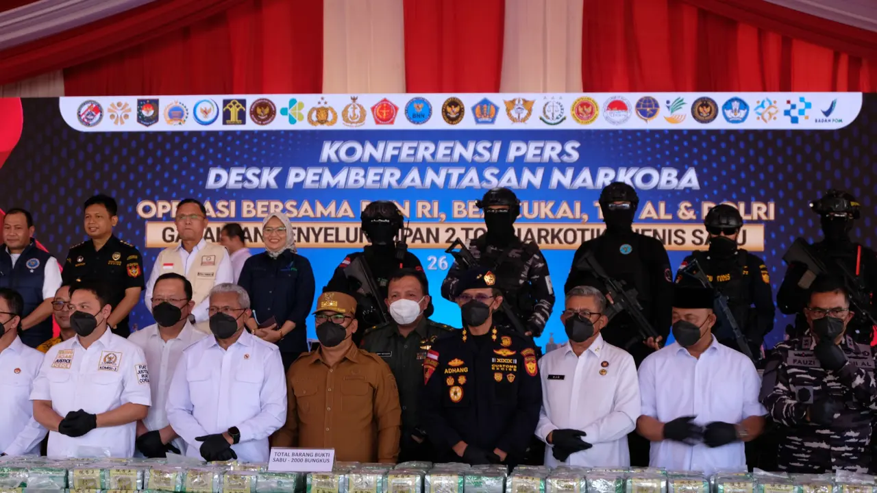 Operasi gabungan yang melibatkan Bea Cukai, Badan Narkotika Nasional (BNN) Republik Indonesia, dan TNI Angkatan Laut (TNI AL), aparat berhasil menggagalkan penyelundupan 2 ton sabu di Perairan Karimun Anak, Kepulauan Riau. (Istimewa)