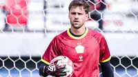Kiper Persik Kediri, Leo Navacchio, tampil heroik saat timnya menahan Bali United 1-1 pada pekan perdana BRI Super League 2025/2026 di Stadion Kapten I Wayan Dipta Gianyar, Bali, Minggu (10/8/2025). (Bola.com/Gatot Sumitro)