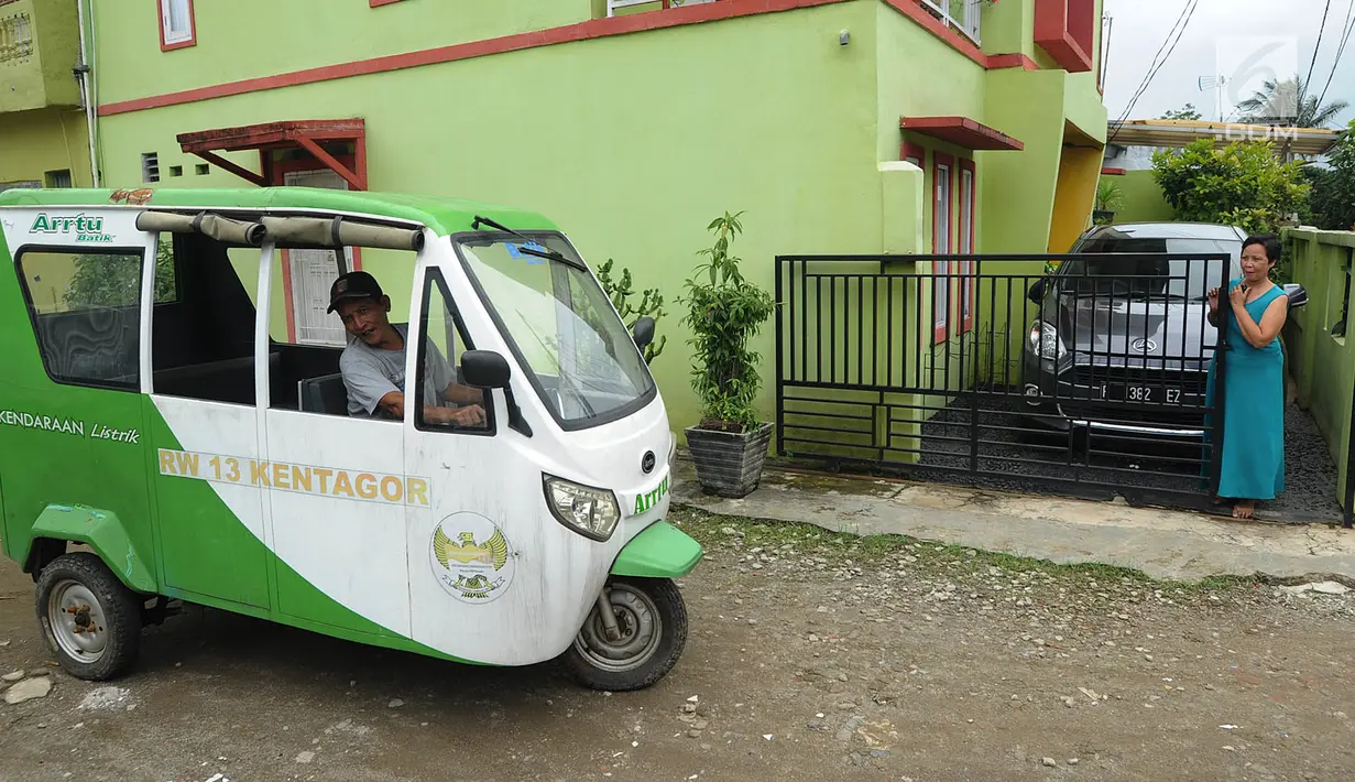 Pengemudi bajaj listrik melintas di RW 13, Kelurahan Kencana, Tanah Sareal, Bogor, Jawa Barat, (25/4). Bajaj listrik ini mampu bertahan hingga enam jam usai dicas. (Merdeka.com/Arie Basuki)