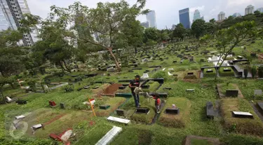 Suasana di sekitar makam TPU Karet Bivak, Jakarta, Senin (27/2). Dinas Kehutanan DKI Jakarta mengalokasikan dana Rp100 miliar untuk membenahi sekaligus menambah lahan pemakaman pada 2017. (Liputan6.com/Immanuel Antonius)