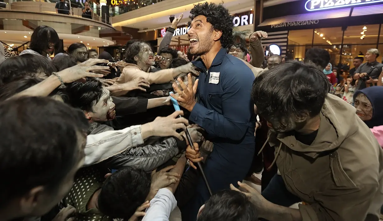 "Hari ini kita menyelamatkan Yanto yang diperankan oleh Ario Bayu yang sedang menjalankan tugasnya bersih-bersih di mall, terus diserang sama zombie," kata Arifin Putra, Minggu (19/11/2017). (Bambang E.Ros/Bintang.com)